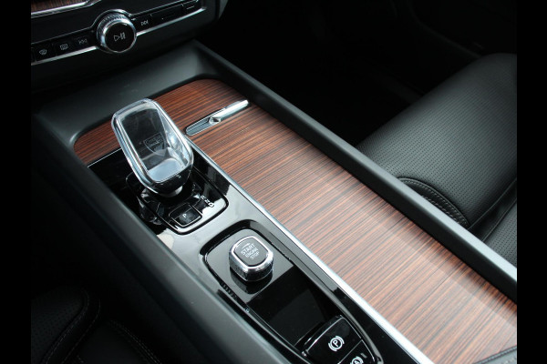 Volvo XC60 2.0 T6 398pk Plug-in hybrid AWD Ultimate Dark Bowers &Wilkins Premium Sound system Navigatie Google Panorama dak Camera Extra Getint glas Stoelen met massage functie