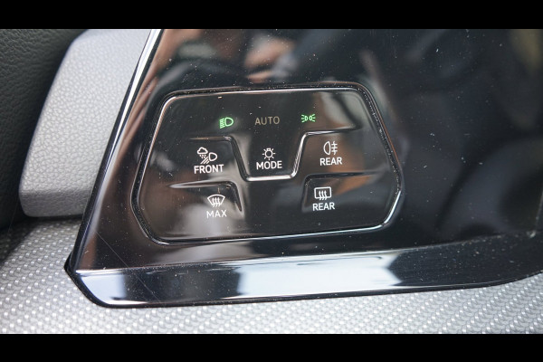 Volkswagen Golf VIII 1.5 eTSI R-Line ACC|AMBIANCE|CAMERA|IQ LIGHT|KEYLESS|MODE|PANORAMA|STOELVERWARMING