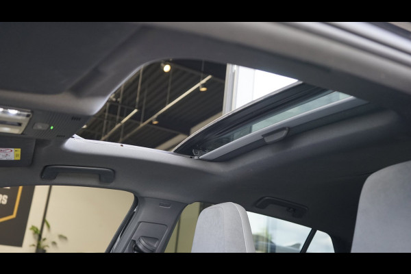 Volkswagen Golf VIII 1.5 eTSI R-Line ACC|AMBIANCE|CAMERA|IQ LIGHT|KEYLESS|MODE|PANORAMA|STOELVERWARMING