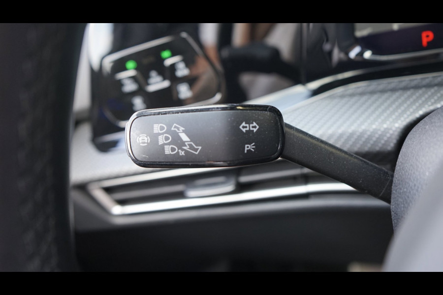Volkswagen Golf VIII 1.5 eTSI R-Line ACC|AMBIANCE|CAMERA|IQ LIGHT|KEYLESS|MODE|PANORAMA|STOELVERWARMING