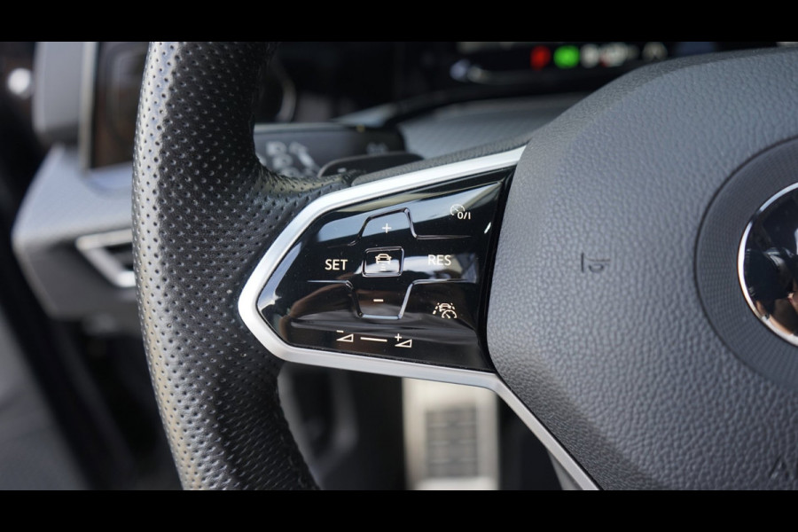 Volkswagen Golf VIII 1.5 eTSI R-Line ACC|AMBIANCE|CAMERA|IQ LIGHT|KEYLESS|MODE|PANORAMA|STOELVERWARMING
