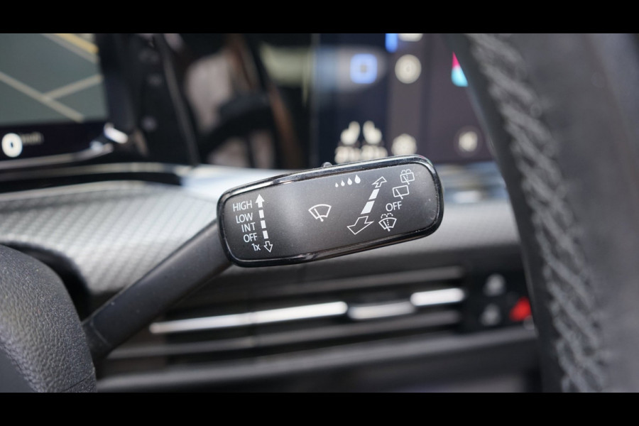 Volkswagen Golf VIII 1.5 eTSI R-Line ACC|AMBIANCE|CAMERA|IQ LIGHT|KEYLESS|MODE|PANORAMA|STOELVERWARMING
