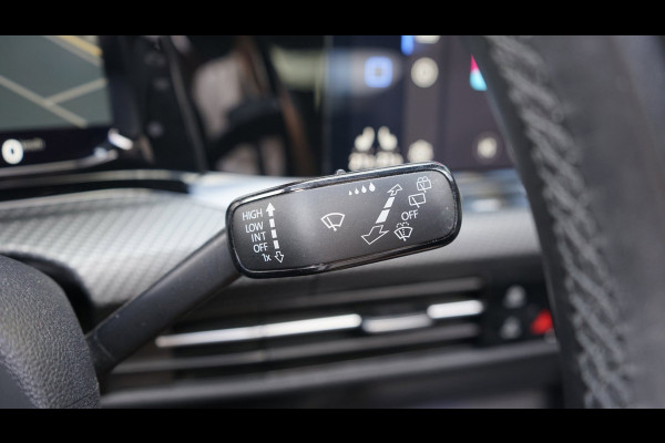 Volkswagen Golf VIII 1.5 eTSI R-Line ACC|AMBIANCE|CAMERA|IQ LIGHT|KEYLESS|MODE|PANORAMA|STOELVERWARMING