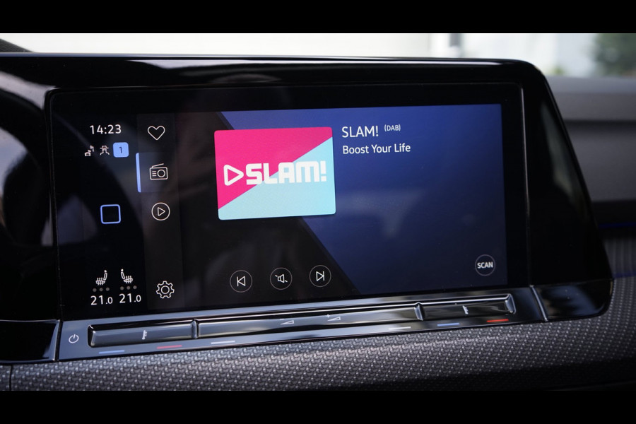 Volkswagen Golf VIII 1.5 eTSI R-Line ACC|AMBIANCE|CAMERA|IQ LIGHT|KEYLESS|MODE|PANORAMA|STOELVERWARMING