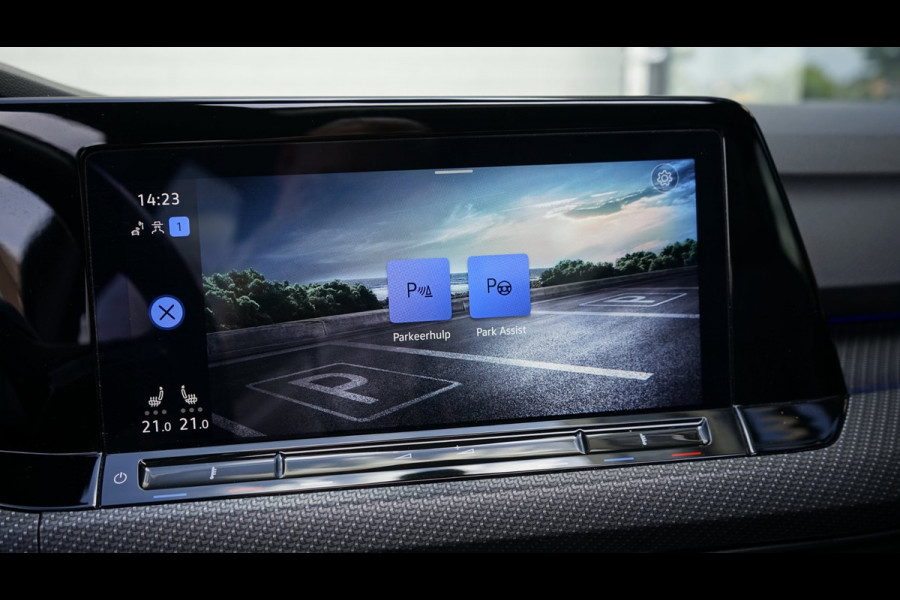 Volkswagen Golf VIII 1.5 eTSI R-Line ACC|AMBIANCE|CAMERA|IQ LIGHT|KEYLESS|MODE|PANORAMA|STOELVERWARMING