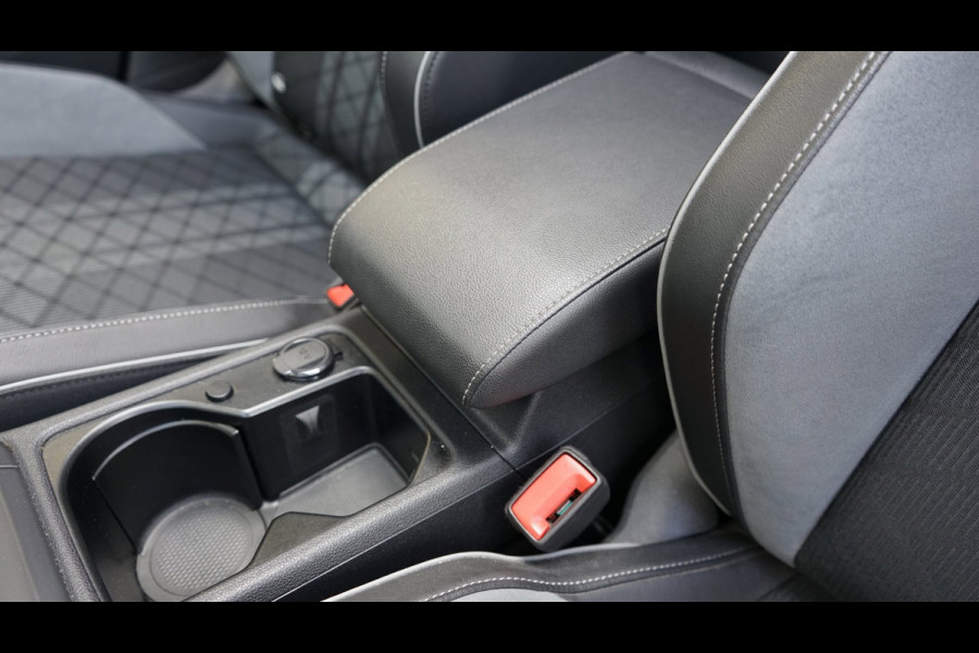 Volkswagen Golf VIII 1.5 eTSI R-Line ACC|AMBIANCE|CAMERA|IQ LIGHT|KEYLESS|MODE|PANORAMA|STOELVERWARMING