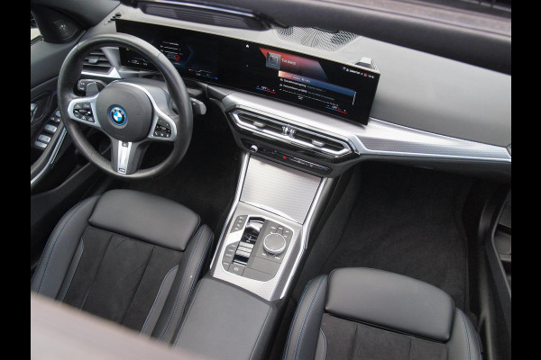 BMW 3-serie 330e | Iconic Glow Nieren | M-Pakket | Panoramadak | Trekhaak | 360 Camera | Sfeerverlichting | Harman Kardon |