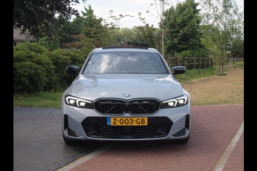 BMW 3-serie 330e | Iconic Glow Nieren | M-Pakket | Panoramadak | Trekhaak | 360 Camera | Sfeerverlichting | Harman Kardon |