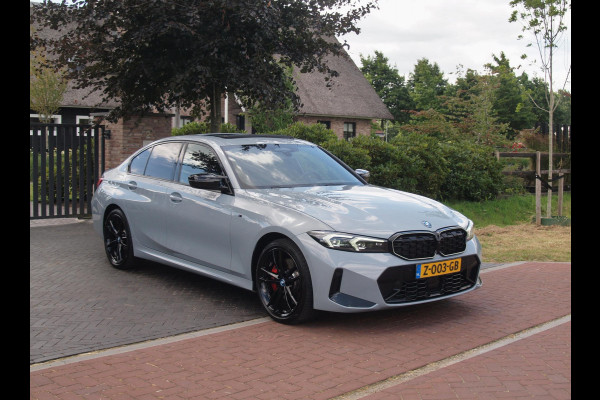 BMW 3-serie 330e | Iconic Glow Nieren | M-Pakket | Panoramadak | Trekhaak | 360 Camera | Sfeerverlichting | Harman Kardon |