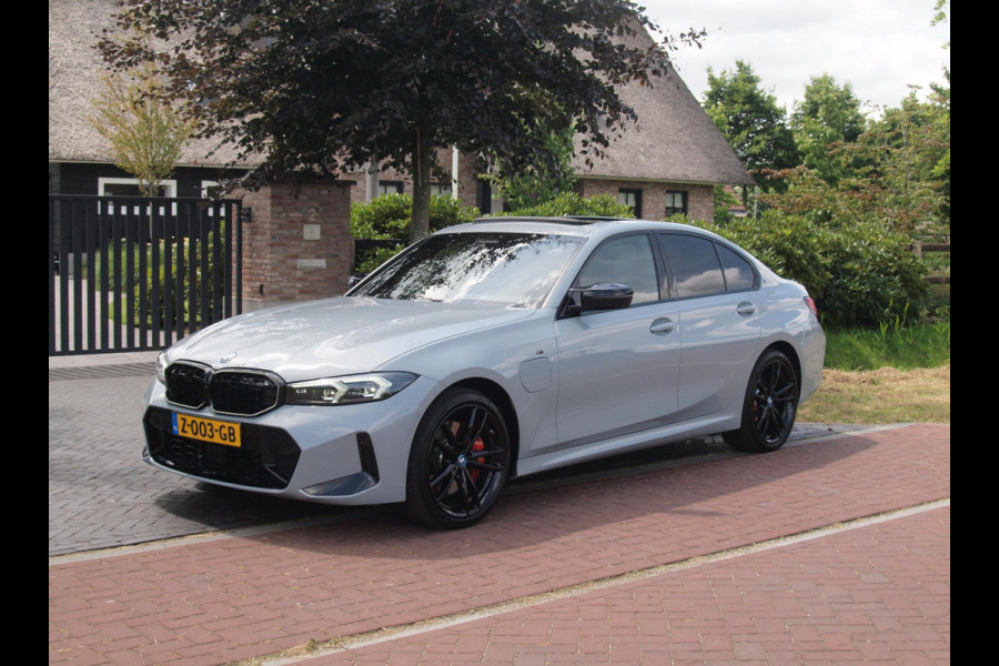 BMW 3-serie 330e | Iconic Glow Nieren | M-Pakket | Panoramadak | Trekhaak | 360 Camera | Sfeerverlichting | Harman Kardon |