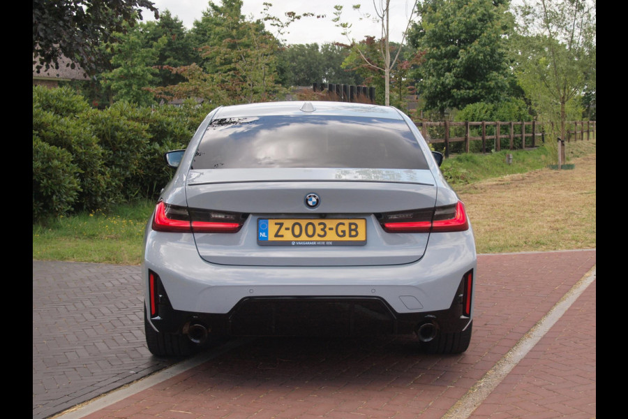BMW 3-serie 330e | Iconic Glow Nieren | M-Pakket | Panoramadak | Trekhaak | 360 Camera | Sfeerverlichting | Harman Kardon |