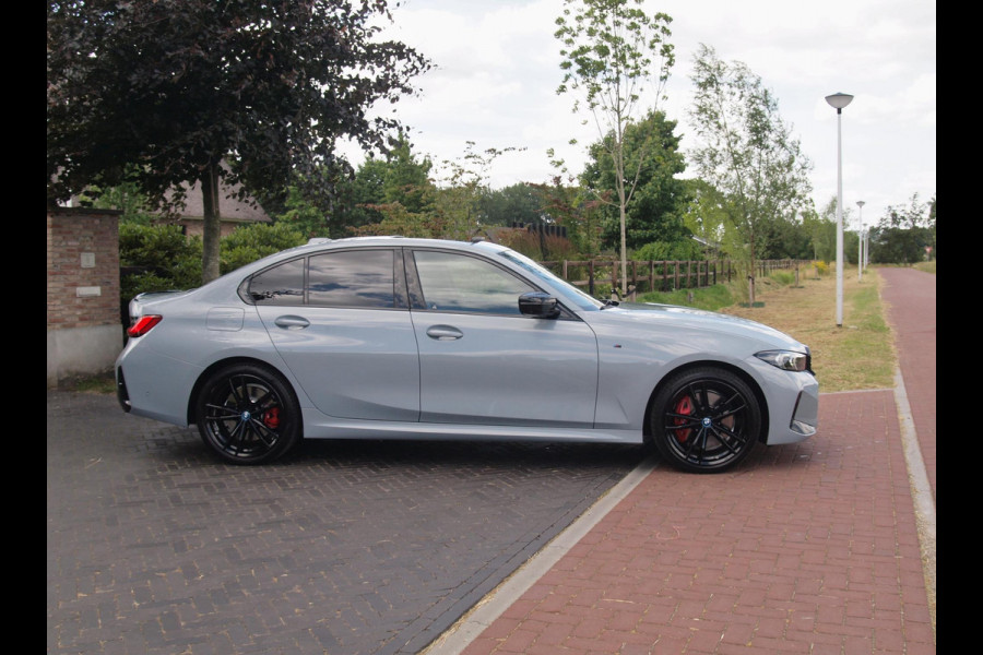 BMW 3-serie 330e | Iconic Glow Nieren | M-Pakket | Panoramadak | Trekhaak | 360 Camera | Sfeerverlichting | Harman Kardon |