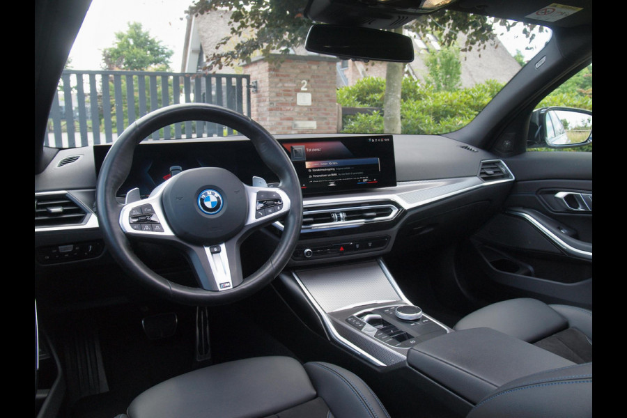 BMW 3-serie 330e | Iconic Glow Nieren | M-Pakket | Panoramadak | Trekhaak | 360 Camera | Sfeerverlichting | Harman Kardon |