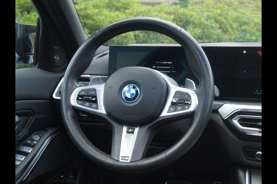 BMW 3-serie 330e | Iconic Glow Nieren | M-Pakket | Panoramadak | Trekhaak | 360 Camera | Sfeerverlichting | Harman Kardon |