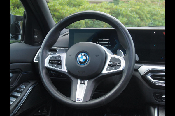 BMW 3-serie 330e | Iconic Glow Nieren | M-Pakket | Panoramadak | Trekhaak | 360 Camera | Sfeerverlichting | Harman Kardon |