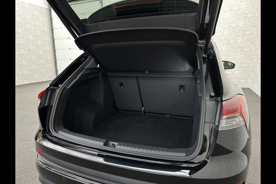 Audi Q4 e-tron 40 77 kWh S-Line #RS-Leder | Black-Edition | ACC | Sfeerverlichting | Virtual-Cockpit | Stoelverwarming | 3-Zone Clima | Virtual-Cockpit | Camera | LED | Getint Glas | Carplay | Autom. Parkeren |