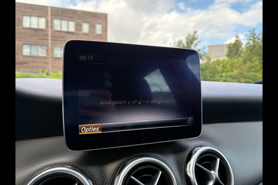 Mercedes-Benz GLA 180 Business Solution | Automaat | Trekhaak | Elek. Kofferklep | Camera |