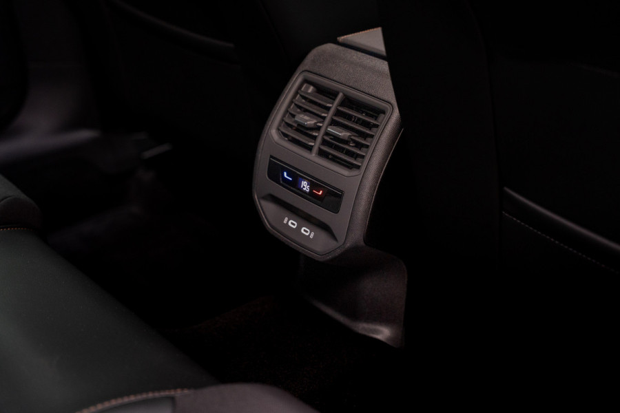 CUPRA Formentor 1.5 TSI Leer Camera ACC PDC Elektr. bedienbare achterklep Stuurverwarming Navi Climate voor & achter Stoelverwarming Virtual cockpit Keyless Entry & Go LM velgen