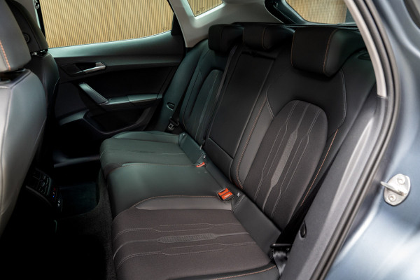 CUPRA Formentor 1.5 TSI Leer Camera ACC PDC Elektr. bedienbare achterklep Stuurverwarming Navi Climate voor & achter Stoelverwarming Virtual cockpit Keyless Entry & Go LM velgen