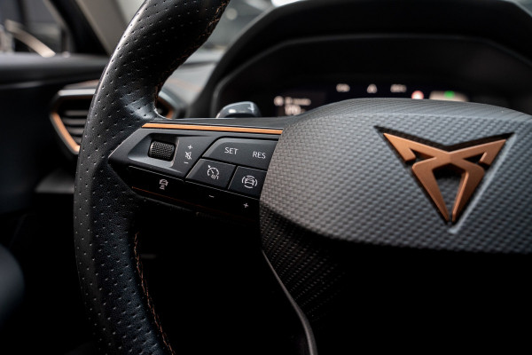 CUPRA Formentor 1.5 TSI Leer Camera ACC PDC Elektr. bedienbare achterklep Stuurverwarming Navi Climate voor & achter Stoelverwarming Virtual cockpit Keyless Entry & Go LM velgen