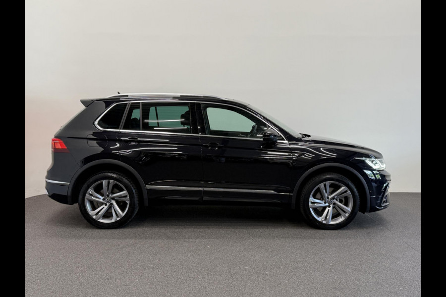 Volkswagen Tiguan 1.4 TSI eHybrid R-Line Business+ Automaat Trekhaak Panoramadak Navigatie IQ Light Stoel en Stuurverwarming Draadloze telefoonlader Digital Cockpit Climate Control Parkeersensoren 19 Inch