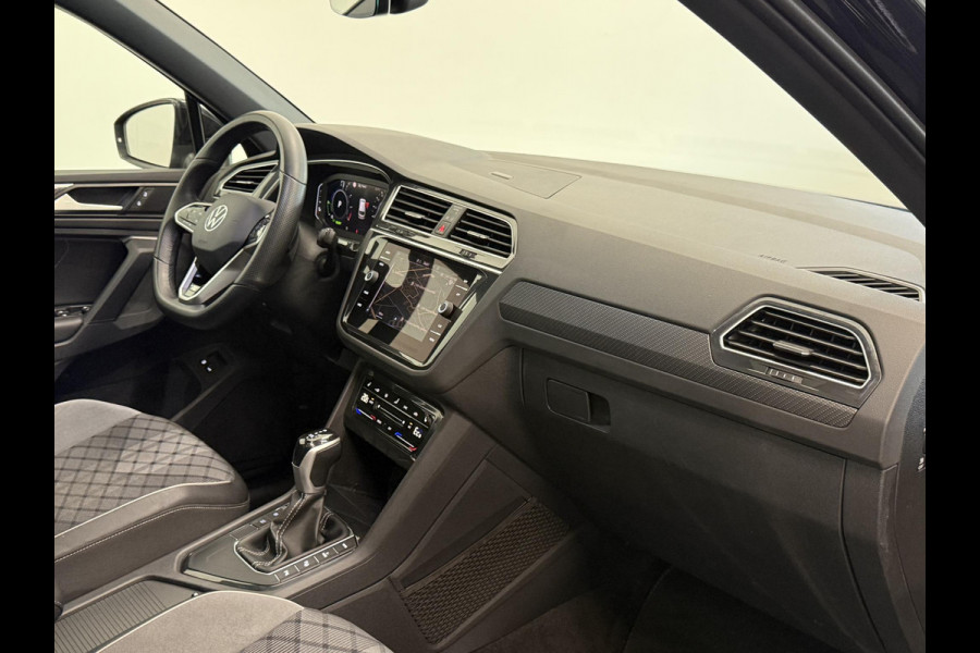 Volkswagen Tiguan 1.4 TSI eHybrid R-Line Business+ Automaat Trekhaak Panoramadak Navigatie IQ Light Stoel en Stuurverwarming Draadloze telefoonlader Digital Cockpit Climate Control Parkeersensoren 19 Inch