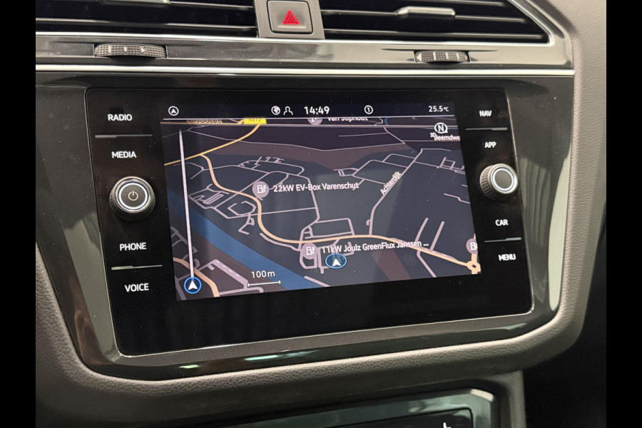 Volkswagen Tiguan 1.4 TSI eHybrid R-Line Business+ Automaat Trekhaak Panoramadak Navigatie IQ Light Stoel en Stuurverwarming Draadloze telefoonlader Digital Cockpit Climate Control Parkeersensoren 19 Inch