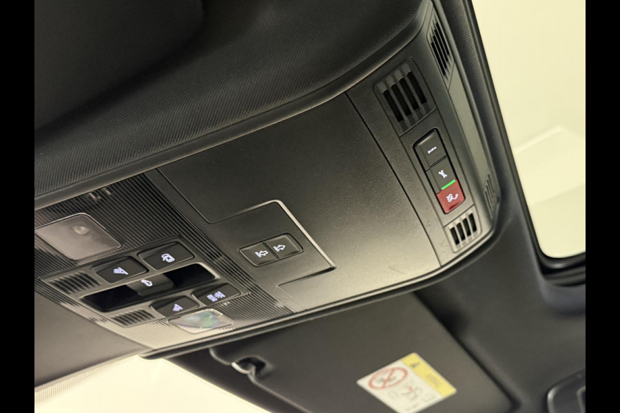 Volkswagen Tiguan 1.4 TSI eHybrid R-Line Business+ Automaat Trekhaak Panoramadak Navigatie IQ Light Stoel en Stuurverwarming Draadloze telefoonlader Digital Cockpit Climate Control Parkeersensoren 19 Inch