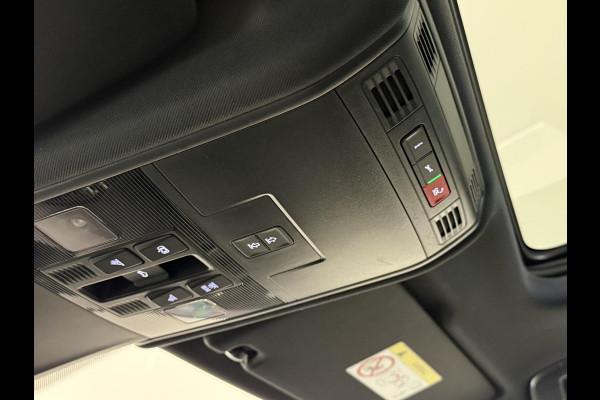 Volkswagen Tiguan 1.4 TSI eHybrid R-Line Business+ Automaat Trekhaak Panoramadak Navigatie IQ Light Stoel en Stuurverwarming Draadloze telefoonlader Digital Cockpit Climate Control Parkeersensoren 19 Inch