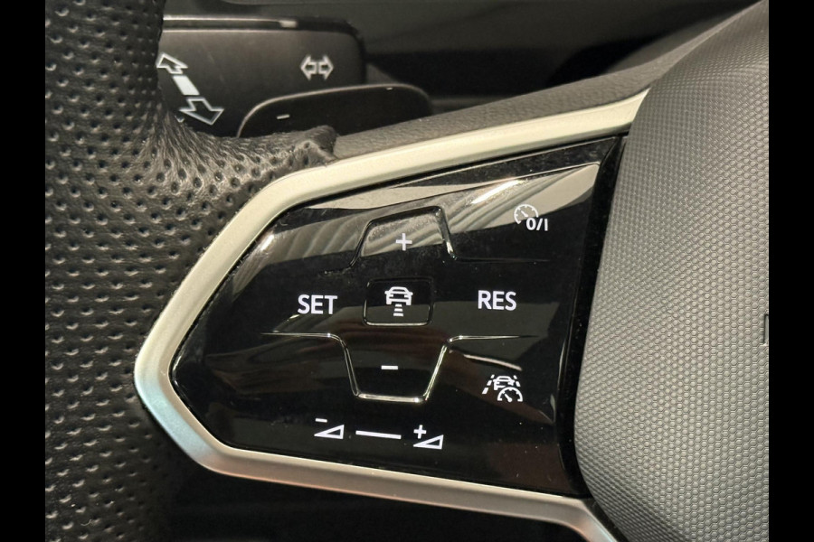 Volkswagen Tiguan 1.4 TSI eHybrid R-Line Business+ Automaat Trekhaak Panoramadak Navigatie IQ Light Stoel en Stuurverwarming Draadloze telefoonlader Digital Cockpit Climate Control Parkeersensoren 19 Inch