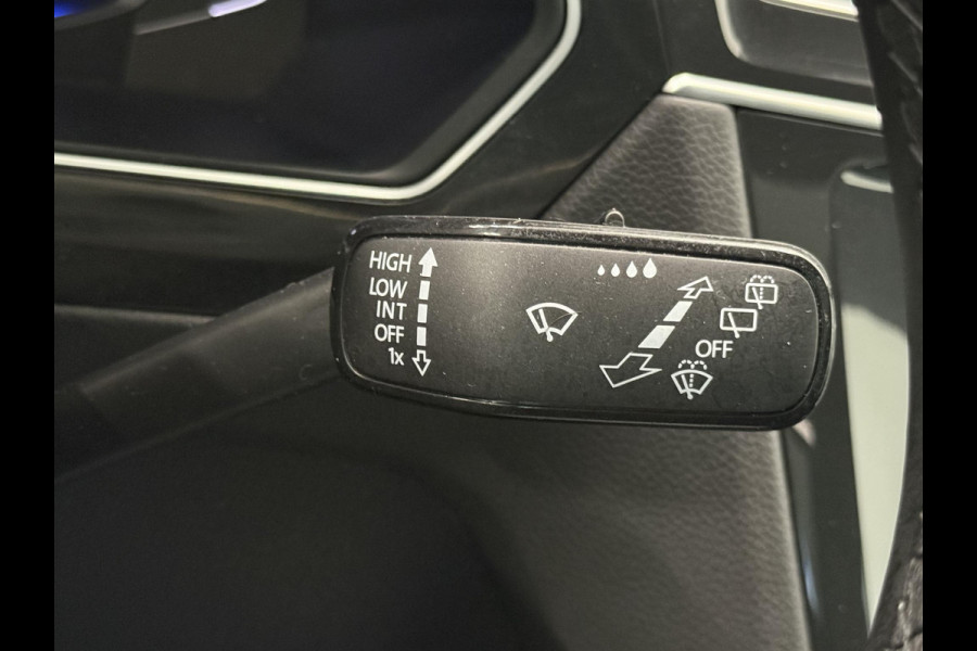 Volkswagen Tiguan 1.4 TSI eHybrid R-Line Business+ Automaat Trekhaak Panoramadak Navigatie IQ Light Stoel en Stuurverwarming Draadloze telefoonlader Digital Cockpit Climate Control Parkeersensoren 19 Inch