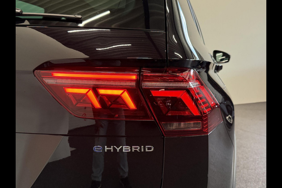 Volkswagen Tiguan 1.4 TSI eHybrid R-Line Business+ Automaat Trekhaak Panoramadak Navigatie IQ Light Stoel en Stuurverwarming Draadloze telefoonlader Digital Cockpit Climate Control Parkeersensoren 19 Inch