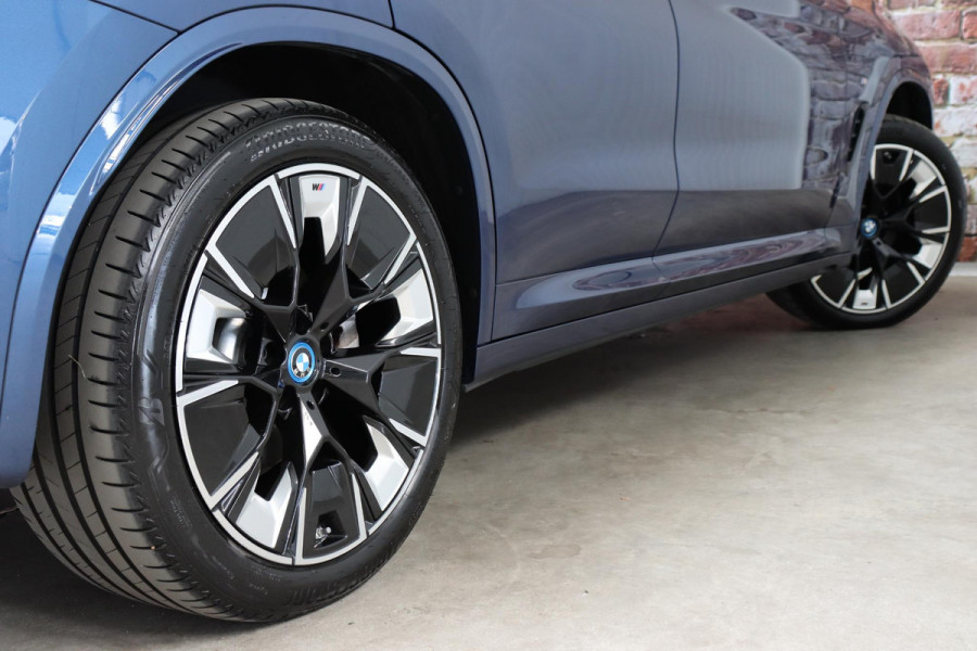 BMW iX3 High Executive M Sport Pakket 80 kWh / Live Cockpit Professional / Active Protection / Driving Assistant Professional / Panoramadak / Trekhaak / Leder / Adaptieve LED-koplamp / Shadow Line / Adaptief Onderstel /  Stuurwielverwarming / Head-Up Display / DAB / Harman Kardon