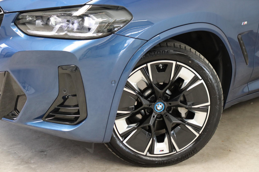 BMW iX3 High Executive M Sport Pakket 80 kWh / Live Cockpit Professional / Active Protection / Driving Assistant Professional / Panoramadak / Trekhaak / Leder / Adaptieve LED-koplamp / Shadow Line / Adaptief Onderstel /  Stuurwielverwarming / Head-Up Display / DAB / Harman Kardon