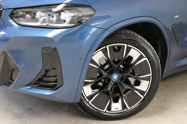 BMW iX3 High Executive M Sport Pakket 80 kWh / Live Cockpit Professional / Active Protection / Driving Assistant Professional / Panoramadak / Trekhaak / Leder / Adaptieve LED-koplamp / Shadow Line / Adaptief Onderstel /  Stuurwielverwarming / Head-Up Display / DAB / Harman Kardon