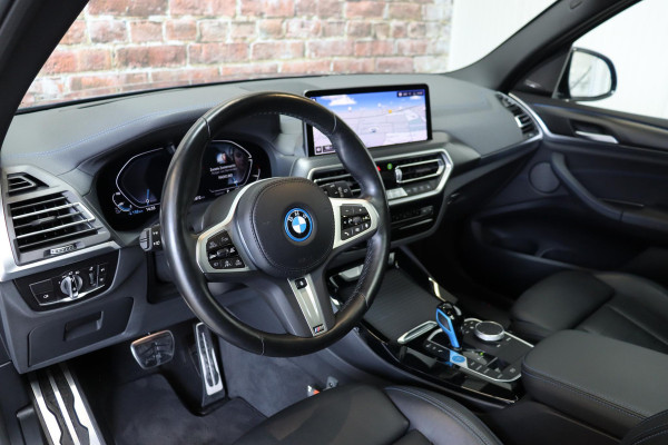 BMW iX3 High Executive M Sport Pakket 80 kWh / Live Cockpit Professional / Active Protection / Driving Assistant Professional / Panoramadak / Trekhaak / Leder / Adaptieve LED-koplamp / Shadow Line / Adaptief Onderstel /  Stuurwielverwarming / Head-Up Display / DAB / Harman Kardon