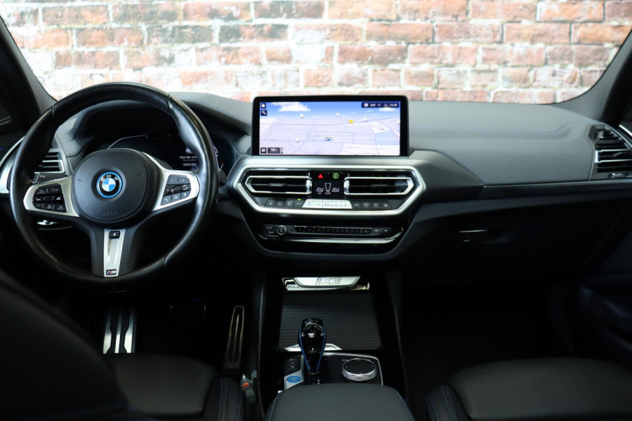 BMW iX3 High Executive M Sport Pakket 80 kWh / Live Cockpit Professional / Active Protection / Driving Assistant Professional / Panoramadak / Trekhaak / Leder / Adaptieve LED-koplamp / Shadow Line / Adaptief Onderstel /  Stuurwielverwarming / Head-Up Display / DAB / Harman Kardon