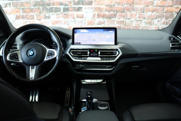 BMW iX3 High Executive M Sport Pakket 80 kWh / Live Cockpit Professional / Active Protection / Driving Assistant Professional / Panoramadak / Trekhaak / Leder / Adaptieve LED-koplamp / Shadow Line / Adaptief Onderstel /  Stuurwielverwarming / Head-Up Display / DAB / Harman Kardon