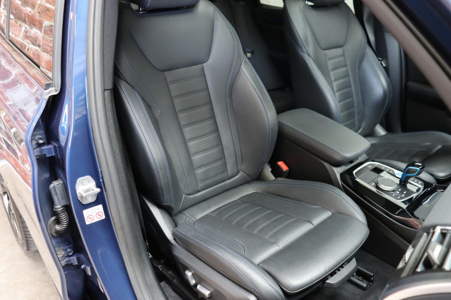 BMW iX3 High Executive M Sport Pakket 80 kWh / Live Cockpit Professional / Active Protection / Driving Assistant Professional / Panoramadak / Trekhaak / Leder / Adaptieve LED-koplamp / Shadow Line / Adaptief Onderstel /  Stuurwielverwarming / Head-Up Display / DAB / Harman Kardon