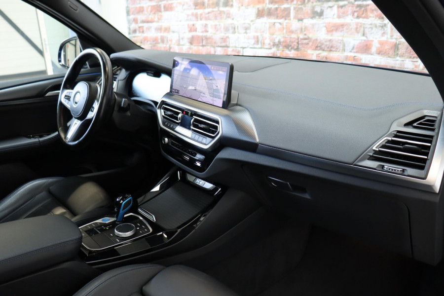 BMW iX3 High Executive M Sport Pakket 80 kWh / Live Cockpit Professional / Active Protection / Driving Assistant Professional / Panoramadak / Trekhaak / Leder / Adaptieve LED-koplamp / Shadow Line / Adaptief Onderstel /  Stuurwielverwarming / Head-Up Display / DAB / Harman Kardon