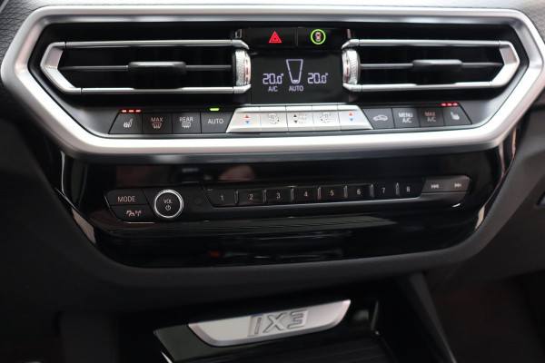 BMW iX3 High Executive M Sport Pakket 80 kWh / Live Cockpit Professional / Active Protection / Driving Assistant Professional / Panoramadak / Trekhaak / Leder / Adaptieve LED-koplamp / Shadow Line / Adaptief Onderstel /  Stuurwielverwarming / Head-Up Display / DAB / Harman Kardon