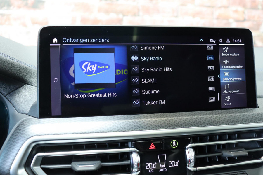 BMW iX3 High Executive M Sport Pakket 80 kWh / Live Cockpit Professional / Active Protection / Driving Assistant Professional / Panoramadak / Trekhaak / Leder / Adaptieve LED-koplamp / Shadow Line / Adaptief Onderstel /  Stuurwielverwarming / Head-Up Display / DAB / Harman Kardon