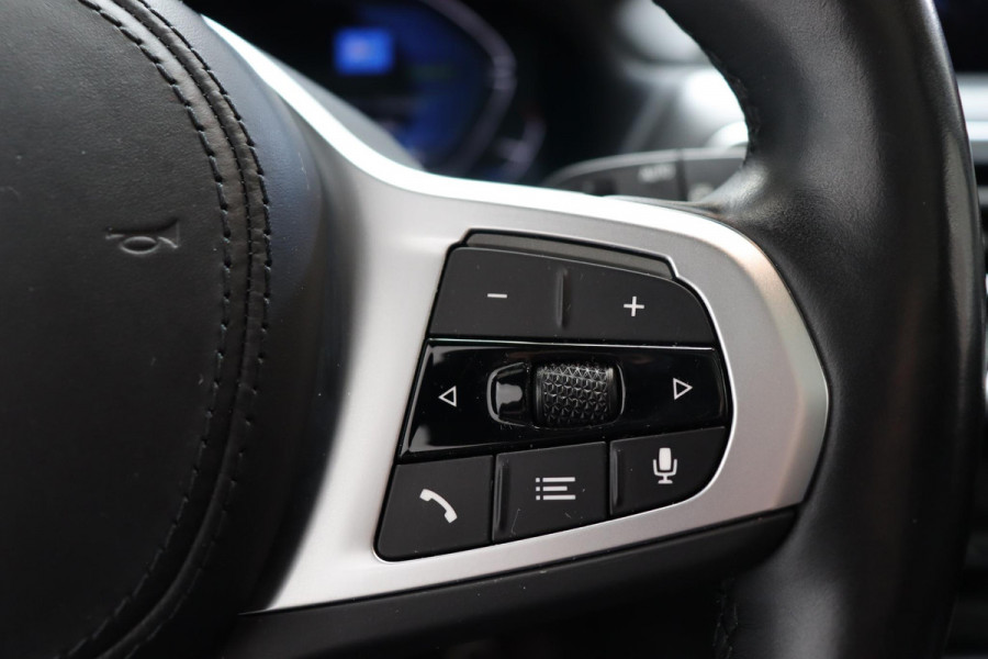BMW iX3 High Executive M Sport Pakket 80 kWh / Live Cockpit Professional / Active Protection / Driving Assistant Professional / Panoramadak / Trekhaak / Leder / Adaptieve LED-koplamp / Shadow Line / Adaptief Onderstel /  Stuurwielverwarming / Head-Up Display / DAB / Harman Kardon
