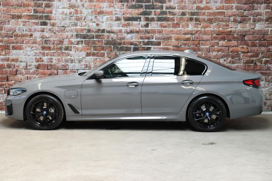 BMW 5 Serie Sedan 530e High Executive M Sport Pakket Automaat / Live Cockpit Professional / Trekhaak / Laserlight / Comfortstoelen / Driving Assistant Professional / 19 Inch / Harman Kardon / Stoelverwarming / DAB / Parkeerhulp Plus / Stoelverwarming / Extra Getint Glas