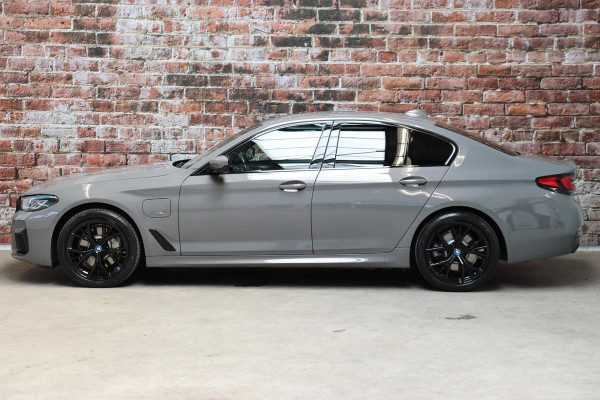BMW 5 Serie Sedan 530e High Executive M Sport Pakket Automaat / Live Cockpit Professional / Trekhaak / Laserlight / Comfortstoelen / Driving Assistant Professional / 19 Inch / Harman Kardon / Stoelverwarming / DAB / Parkeerhulp Plus / Stoelverwarming / Extra Getint Glas
