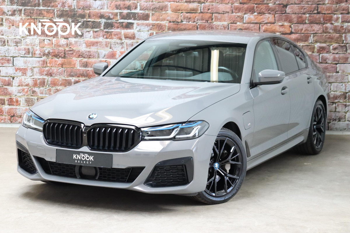BMW 5 Serie Sedan 530e High Executive M Sport Pakket Automaat / Live Cockpit Professional / Trekhaak / Laserlight / Comfortstoelen / Driving Assistant Professional / 19 Inch / Harman Kardon / Stoelverwarming / DAB / Parkeerhulp Plus / Stoelverwarming / Extra Getint Glas