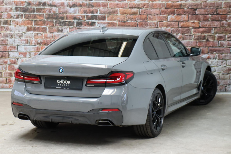 BMW 5 Serie Sedan 530e High Executive M Sport Pakket Automaat / Live Cockpit Professional / Trekhaak / Laserlight / Comfortstoelen / Driving Assistant Professional / 19 Inch / Harman Kardon / Stoelverwarming / DAB / Parkeerhulp Plus / Stoelverwarming / Extra Getint Glas