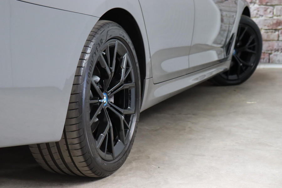 BMW 5 Serie Sedan 530e High Executive M Sport Pakket Automaat / Live Cockpit Professional / Trekhaak / Laserlight / Comfortstoelen / Driving Assistant Professional / 19 Inch / Harman Kardon / Stoelverwarming / DAB / Parkeerhulp Plus / Stoelverwarming / Extra Getint Glas