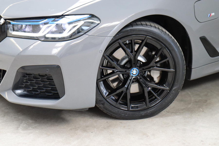 BMW 5 Serie Sedan 530e High Executive M Sport Pakket Automaat / Live Cockpit Professional / Trekhaak / Laserlight / Comfortstoelen / Driving Assistant Professional / 19 Inch / Harman Kardon / Stoelverwarming / DAB / Parkeerhulp Plus / Stoelverwarming / Extra Getint Glas