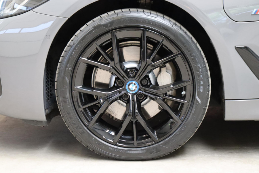 BMW 5 Serie Sedan 530e High Executive M Sport Pakket Automaat / Live Cockpit Professional / Trekhaak / Laserlight / Comfortstoelen / Driving Assistant Professional / 19 Inch / Harman Kardon / Stoelverwarming / DAB / Parkeerhulp Plus / Stoelverwarming / Extra Getint Glas